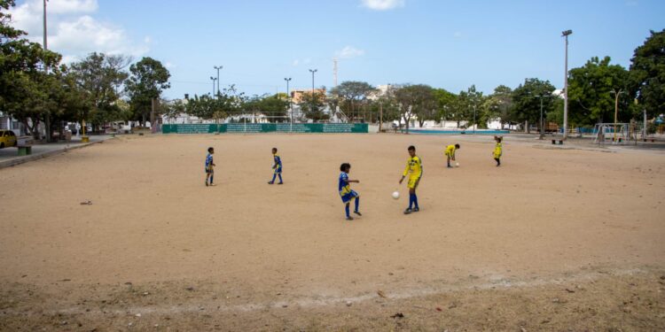 Distrito inició obras de mejoramiento de la cancha de fútbol del parque Coquivacoa