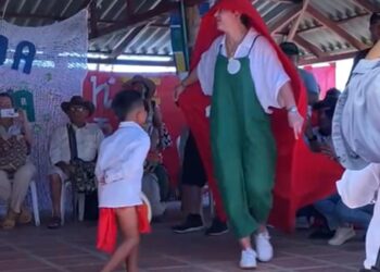 La Primera Dama Verónica Alcocer bailó al ritmo de la Yonna en La Guajira