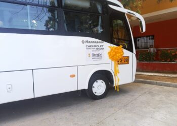 Cerrejón donó a Maicao un autobús para estudiantes de la Universidad de La Guajira