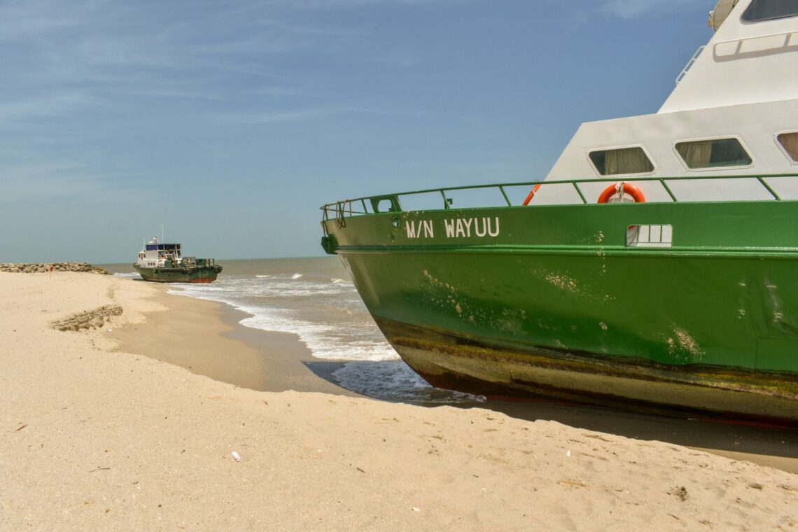 ¡Todo un misterio! dos embarcaciones encallaron en las playas de Riohacha