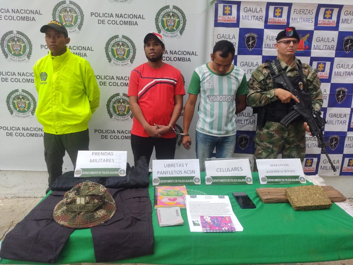 Sorprenden a dos integrantes de las Autodefensas con panfletos y marihuana
