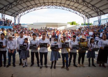 Presidente Petro entregó 3.300 computadores para estudiantes de 117 colegios en La Guajira