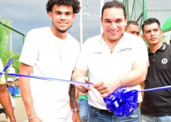 Inauguran en Barrancas la cancha de fútbol donde Luis Díaz jugaba cuando era niño