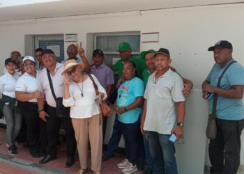 Vigilantes y personal de servicios generales del sector educativo en Riohacha se tomaron la Alcaldía Distrital