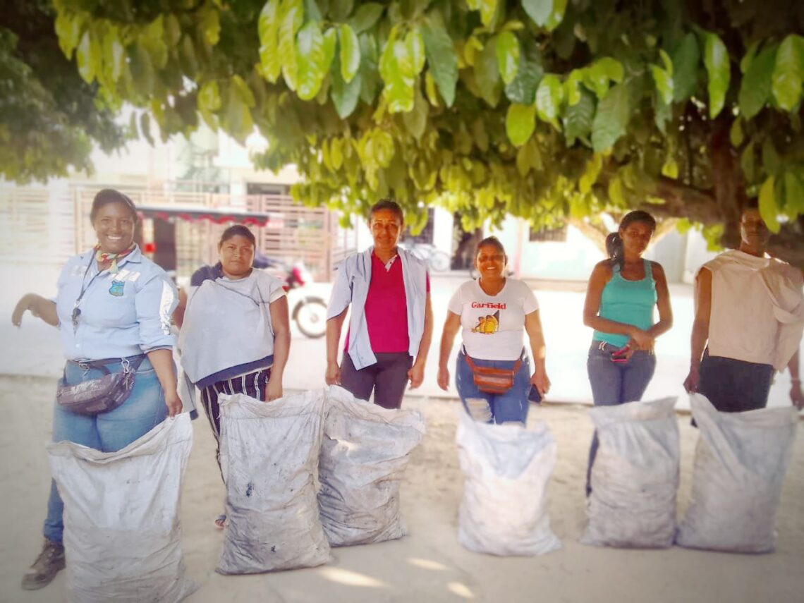 Corpoguajira donó más de 1.200 sacos de carbón vegetal a familias de Fonseca y Urumita