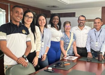 En presencia de la ministra de Trabajo, Comfaguajira firma histórico acuerdo con su sindicato