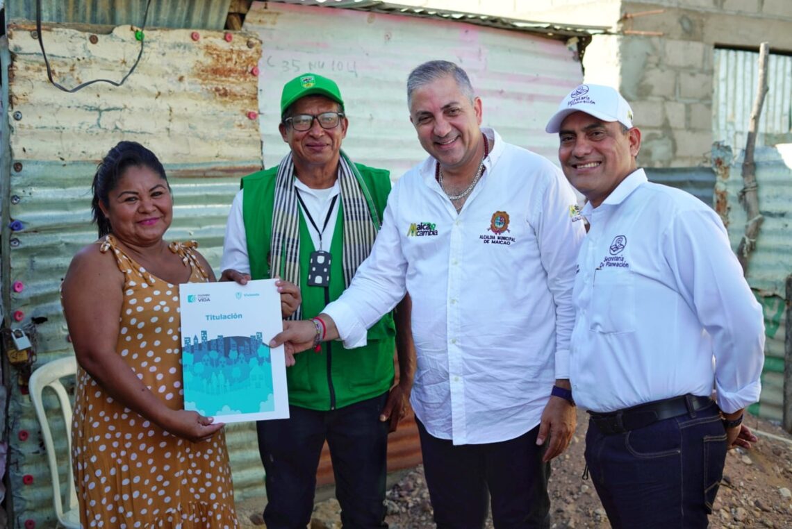 Entregan títulos de propiedad a 259 familias de los barrios Miguel Lora y Oscar Mejía de Maicao