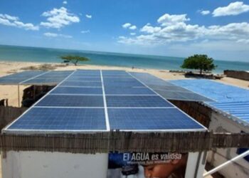 Con energía solar y eólica, la Universidad de Santander suministra agua potable a indígenas wayuu