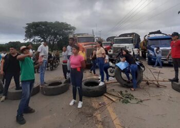 Estudiantes de Uniguajira protestan en Mingueo por falta de transporte