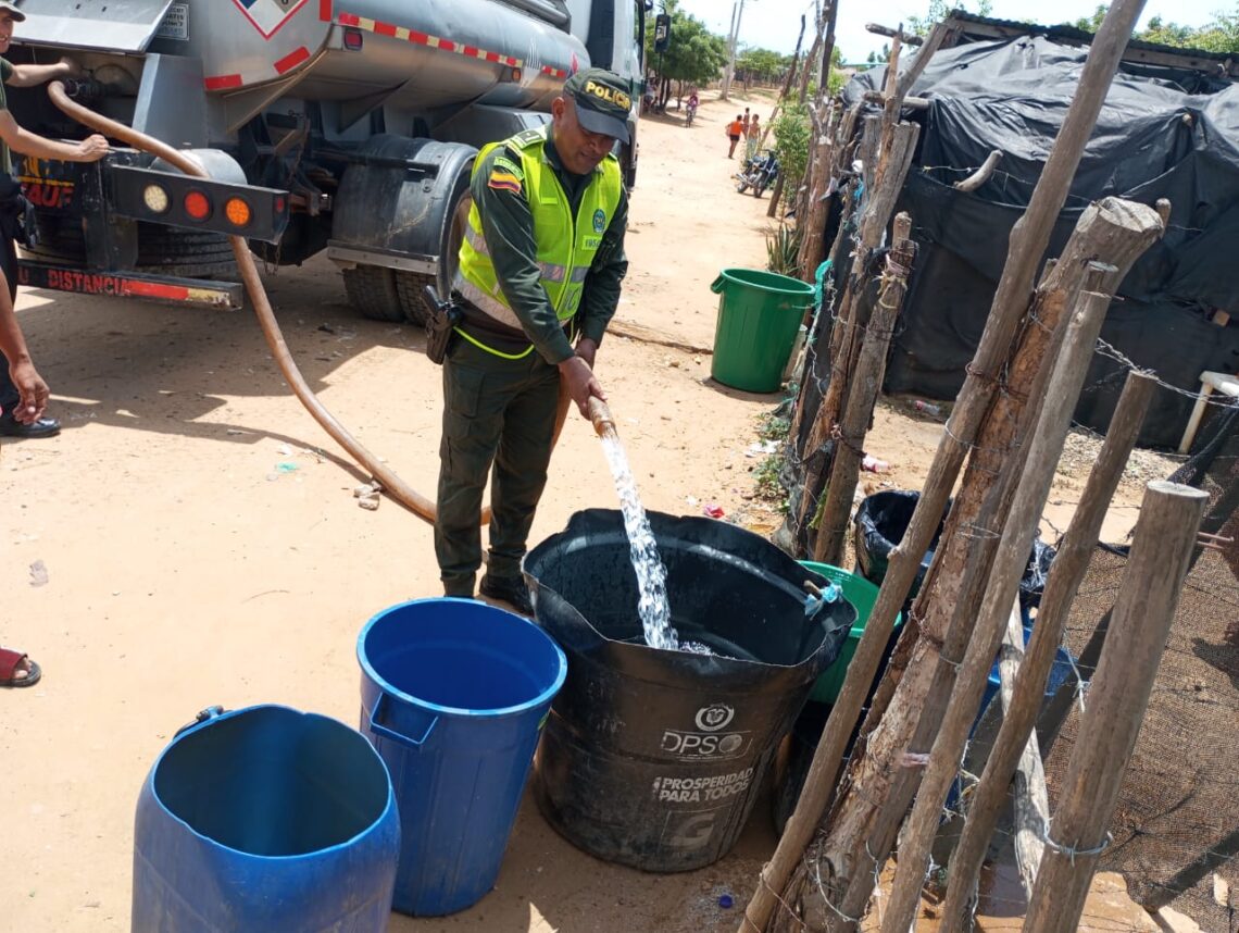 Policía Guajira y Aqualia llevan agua potable a los barrios periféricos de Riohacha