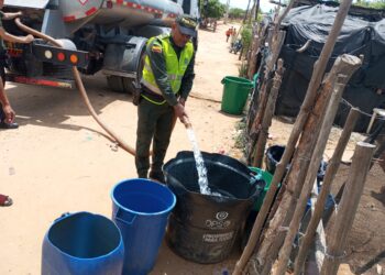 Policía Guajira y Aqualia llevan agua potable a los barrios periféricos de Riohacha