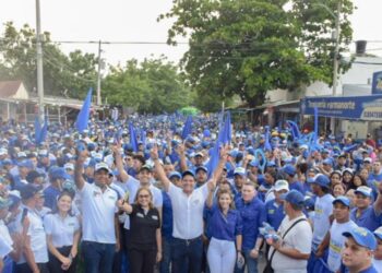 La fuerza azul de Vicente Berardinelli se tomó las calles de Barrancas con una masiva caminata
