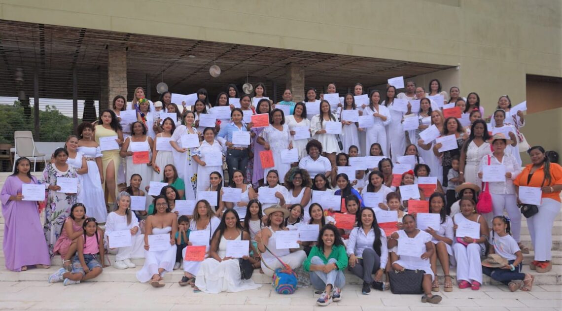 Más de 130 mujeres de Riohacha, Manaure y Albania se graduaron en innovación y liderazgo