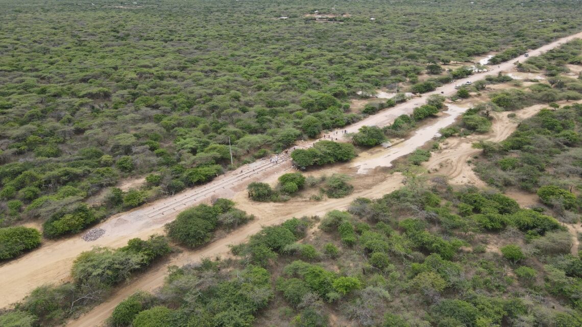 Avanza con éxito la construcción de placahuella en la vía antigua Maicao – Uribia