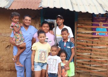 Por primera vez un candidato a la Alcaldía de Riohacha pernocta con una familia de la comuna 10