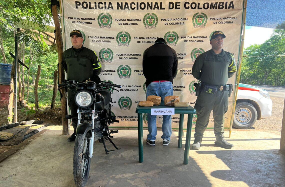 Sorprenden a motorizado transportando 4 libras de marihuana en Hatonuevo