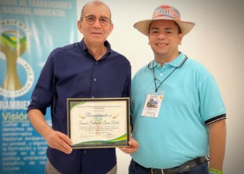 Sindicato de trabajadores del Sistema Nacional Ambiental entregó reconocimiento a Director de Corpoguajira