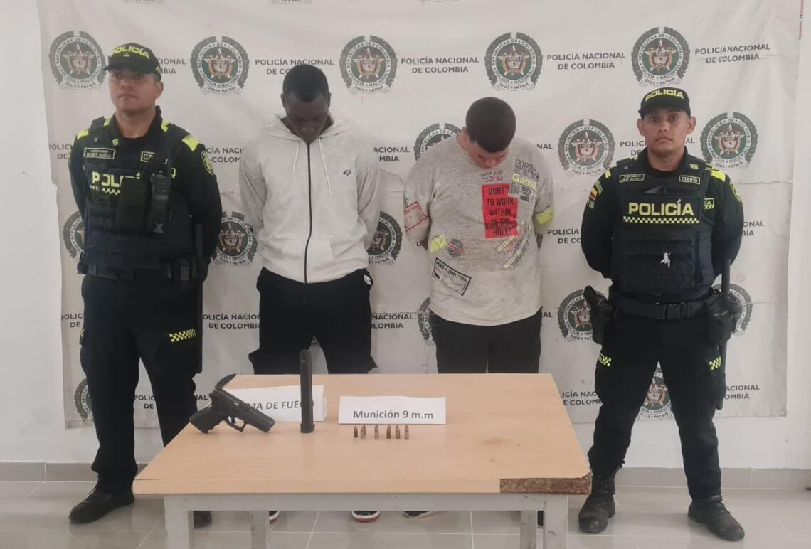 Sorprenden a dos sujetos merodeando por la Comuna 10 de Riohacha con un arma