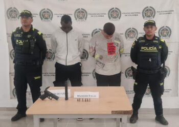 Sorprenden a dos sujetos merodeando por la Comuna 10 de Riohacha con un arma