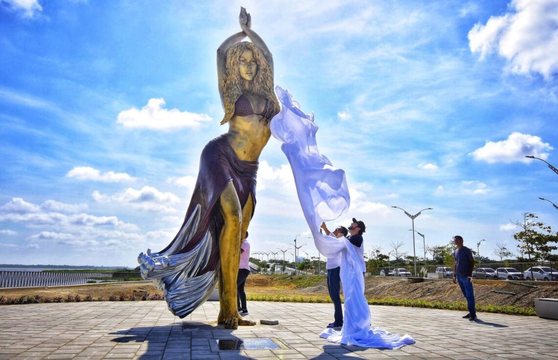 En imágenes // Develan escultura de bronce en homenaje a Shakira