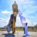 En imágenes // Develan escultura de bronce en homenaje a Shakira