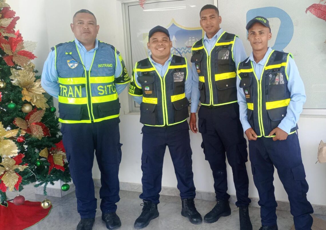 Jóvenes realizan sus prácticas como agentes de tránsito en las vías del distrito de Riohacha