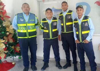 Jóvenes realizan sus prácticas como agentes de tránsito en las vías del distrito de Riohacha