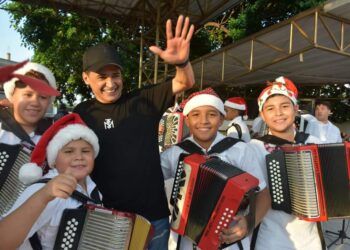 Jorge Celedón celebró la Navidad con los niños de su tierra natal Villanueva