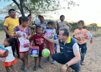 Director de la UNGRD llegó con regalos y asistencia humanitaria a la comunidad wayuu Jojoncito en Uribia