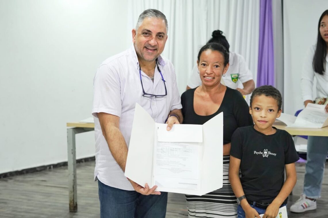 Más de 50 familias maicaeras recibieron el título de propiedad de sus viviendas