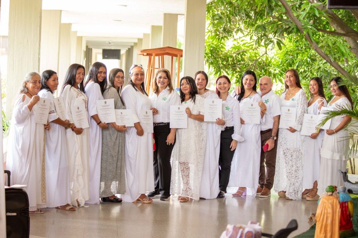 Grupo de artesanas wayuu instructoras fueron certificadas en Técnico de Tejeduría Telar