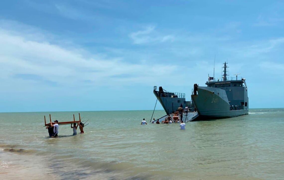 Armada de Colombia lleva ayudas humanitarias a comunidades wayuu de la Alta Guajira