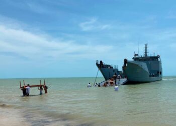 Armada de Colombia lleva ayudas humanitarias a comunidades wayuu de la Alta Guajira