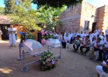 En medio de lágrimas y voces de rechazo, Fonseca despidió a los dos niños presuntamente asesinados por su padre