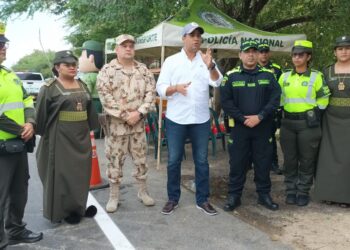 Despliegan 500 hombres y mujeres de la Policía y el Ejército Nacional en vías de La Guajira