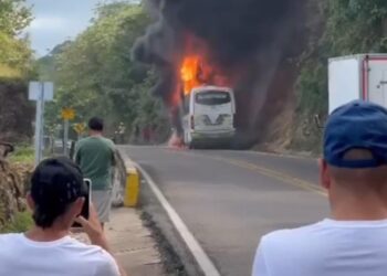 Bus se prendió en llamas en la vía Santa Marta – Palomino