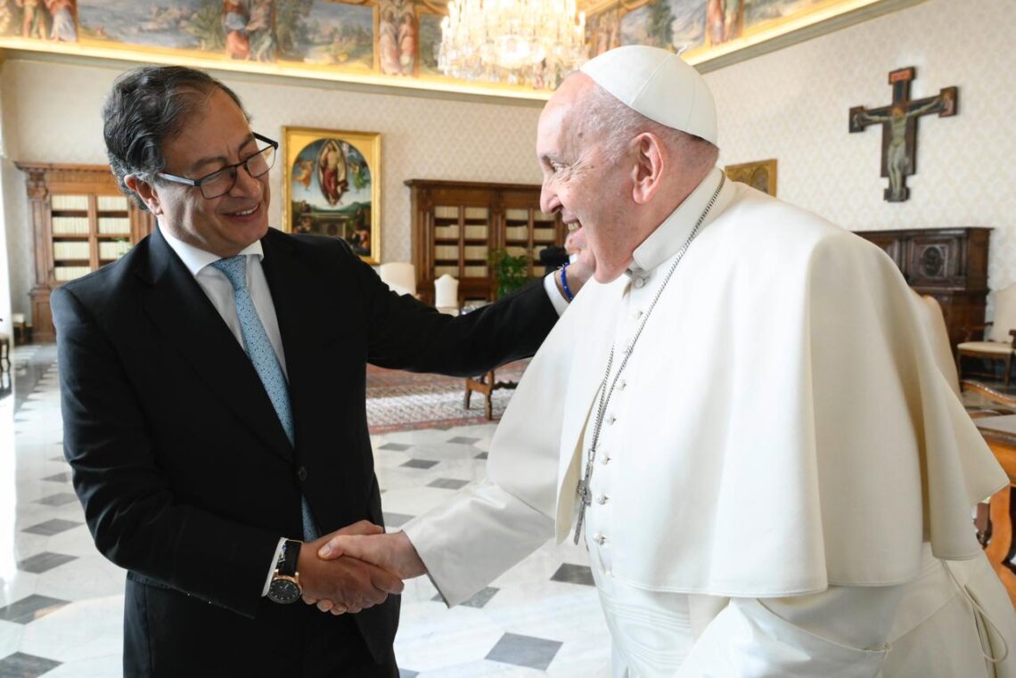 En imágenes // así fue la reunión del presidente Gustavo Petro y el papa Francisco