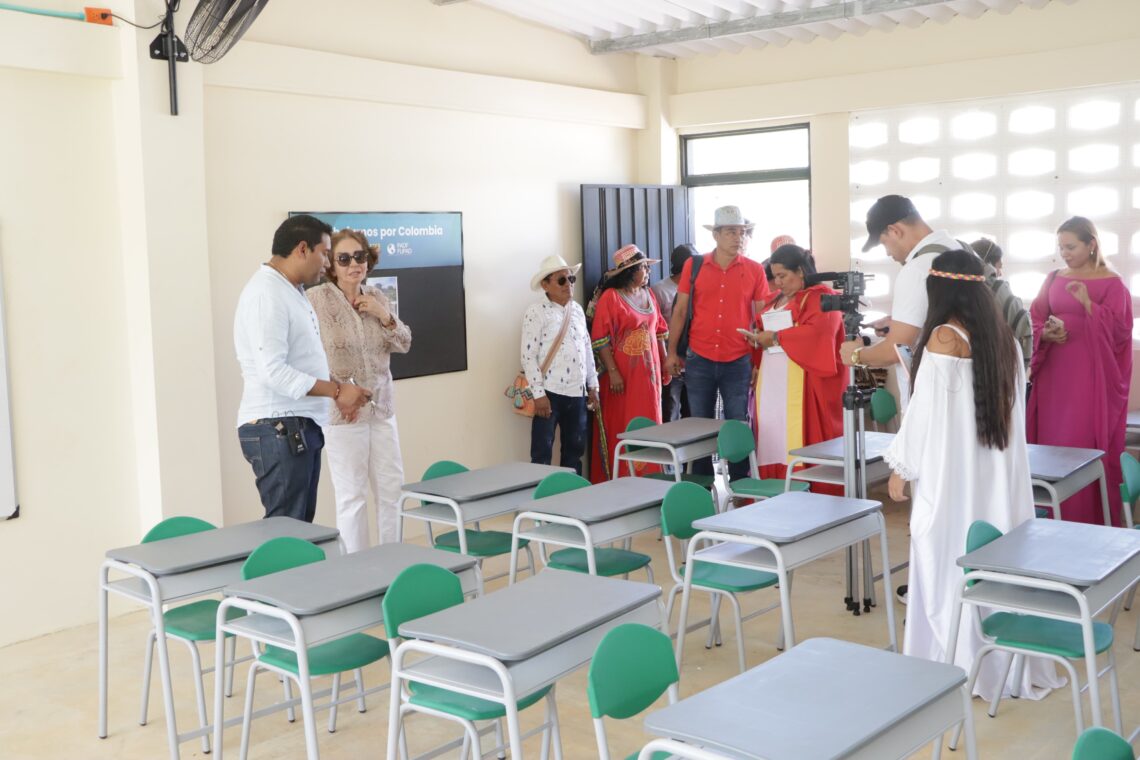 Entregan dotación escolar a la institución educativa  Ushuru, zona rural de Maicao