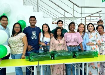 Jóvenes que inician su etapa universitaria en Barrancas, fueron beneficiados con computadores