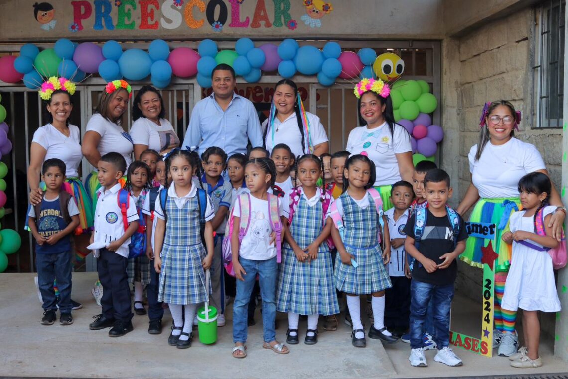 Alcalde de Riohacha acompañó a cientos de niños en su regreso a las aulas de clases