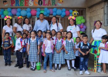 Alcalde de Riohacha acompañó a cientos de niños en su regreso a las aulas de clases