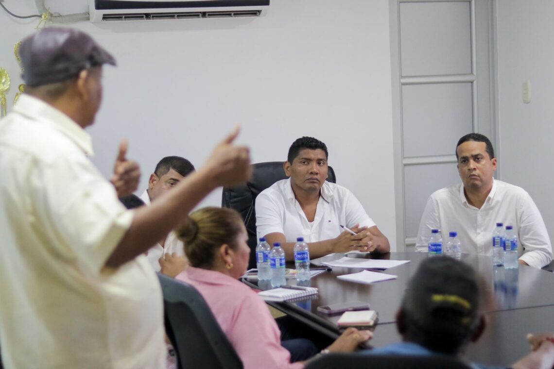 Gobernador y alcalde de Manaure atendieron la comisión de transportadores de sal