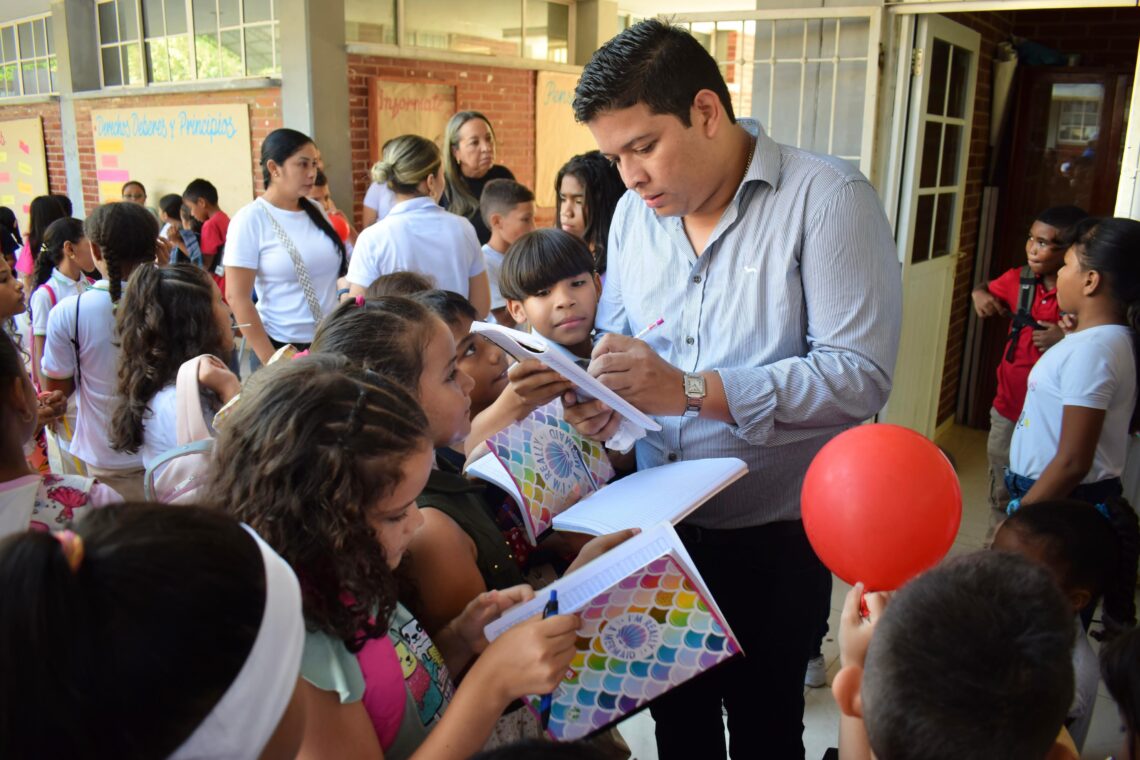 Alcalde de Barrancas acompañó el regreso a clases de más de 500 estudiantes