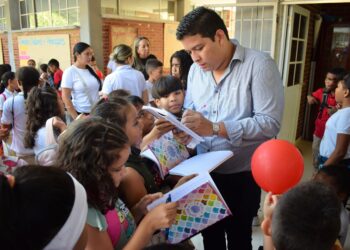 Alcalde de Barrancas acompañó el regreso a clases de más de 500 estudiantes