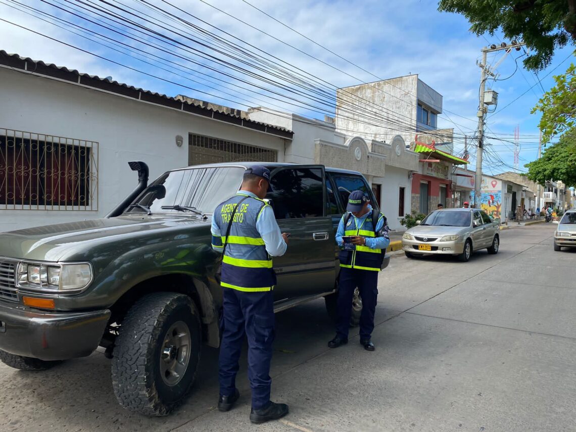 Agentes de tránsito hacen pedagogía para una movilidad segura en Riohacha