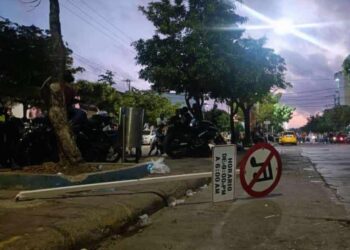 Así amaneció este domingo la señal de prohibición de alto volúmen en la Calle Ancha de Riohacha