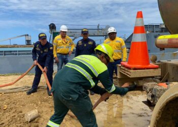 Cerrejón se sumó a la entrega de agua potable de la Armada Nacional en comunidades de la Alta Guajira