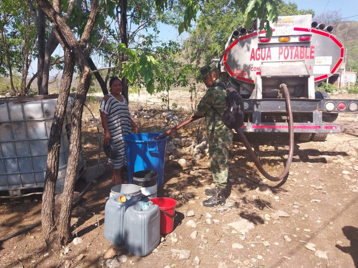 Ejército Nacional suministra agua potable a comunidades rurales del Cesar y La Guajira