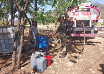 Ejército Nacional suministra agua potable a comunidades rurales del Cesar y La Guajira