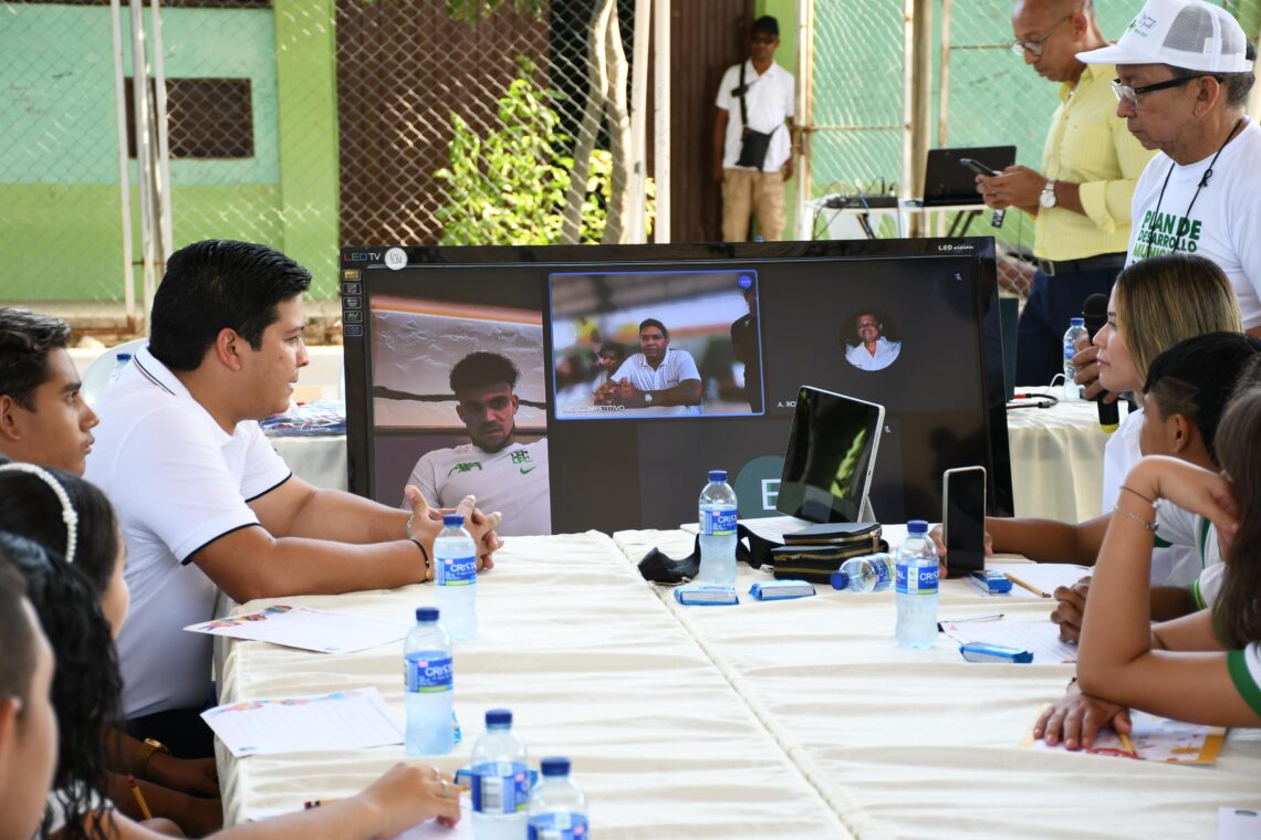 El futbolista Lucho Díaz hizo parte de la mesa del Plan de Desarrollo de Barrancas 2024-2027